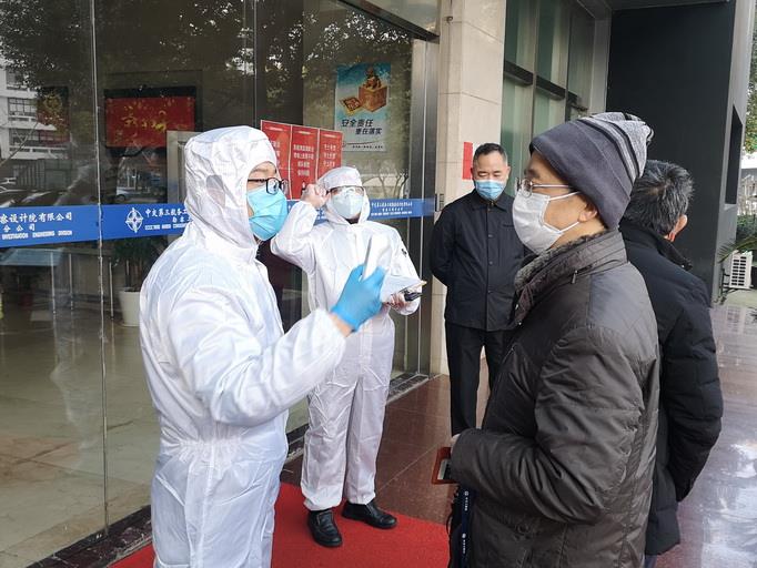 松江分部疫情防控值班人员逐一对员工体温-.jpg