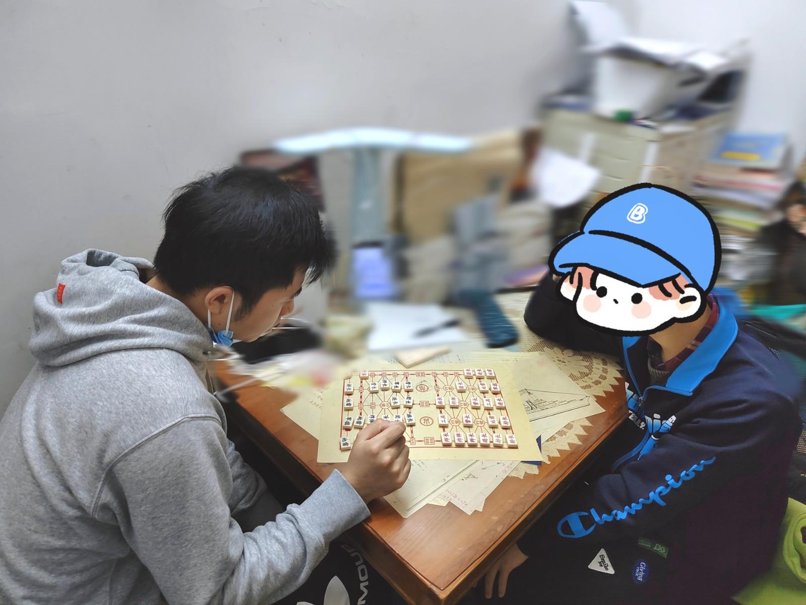 志愿者陪小潘同学下棋1.jpg