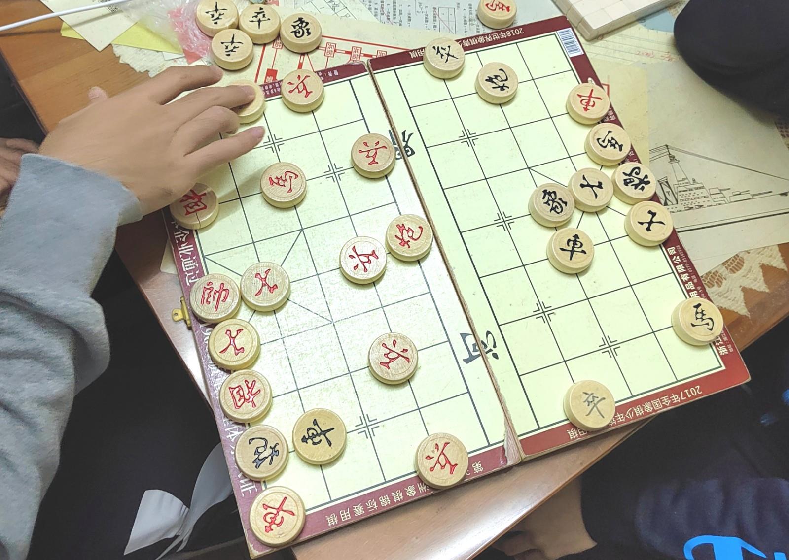 志愿者陪小潘同学下棋2.jpg
