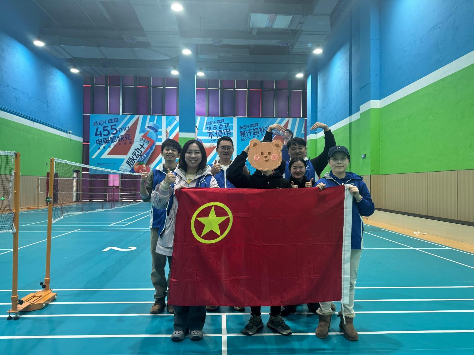 志愿者陪伴小潘打羽毛球2.jpg 志愿者陪伴小潘打羽毛球2.jpg