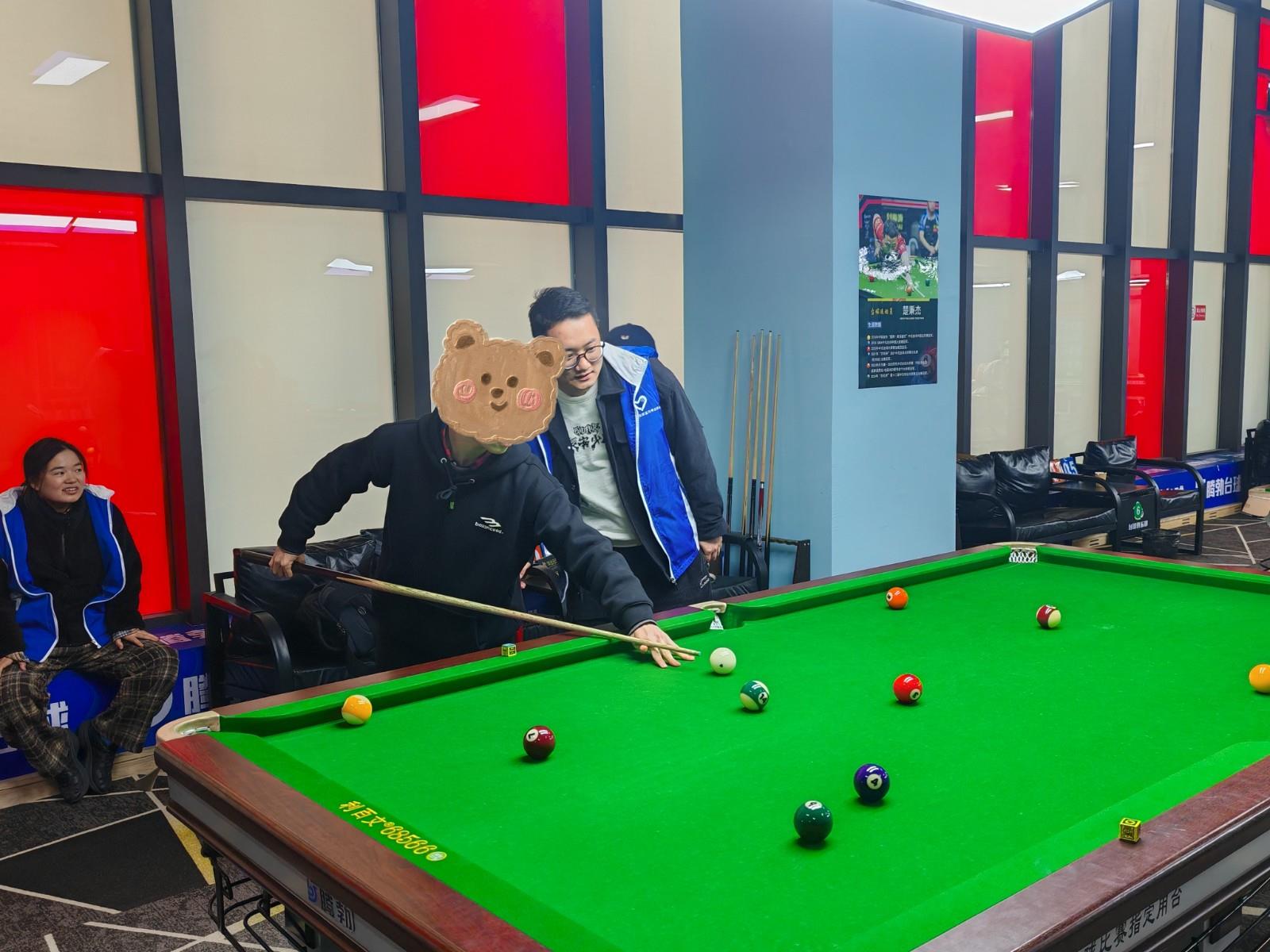 志愿者陪伴小潘打桌球.jpg 志愿者陪伴小潘打桌球.jpg