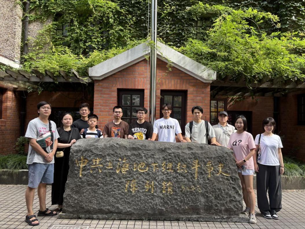 青年在中共上海地下组织斗争史陈列馆暨刘长胜故居合影.jpg