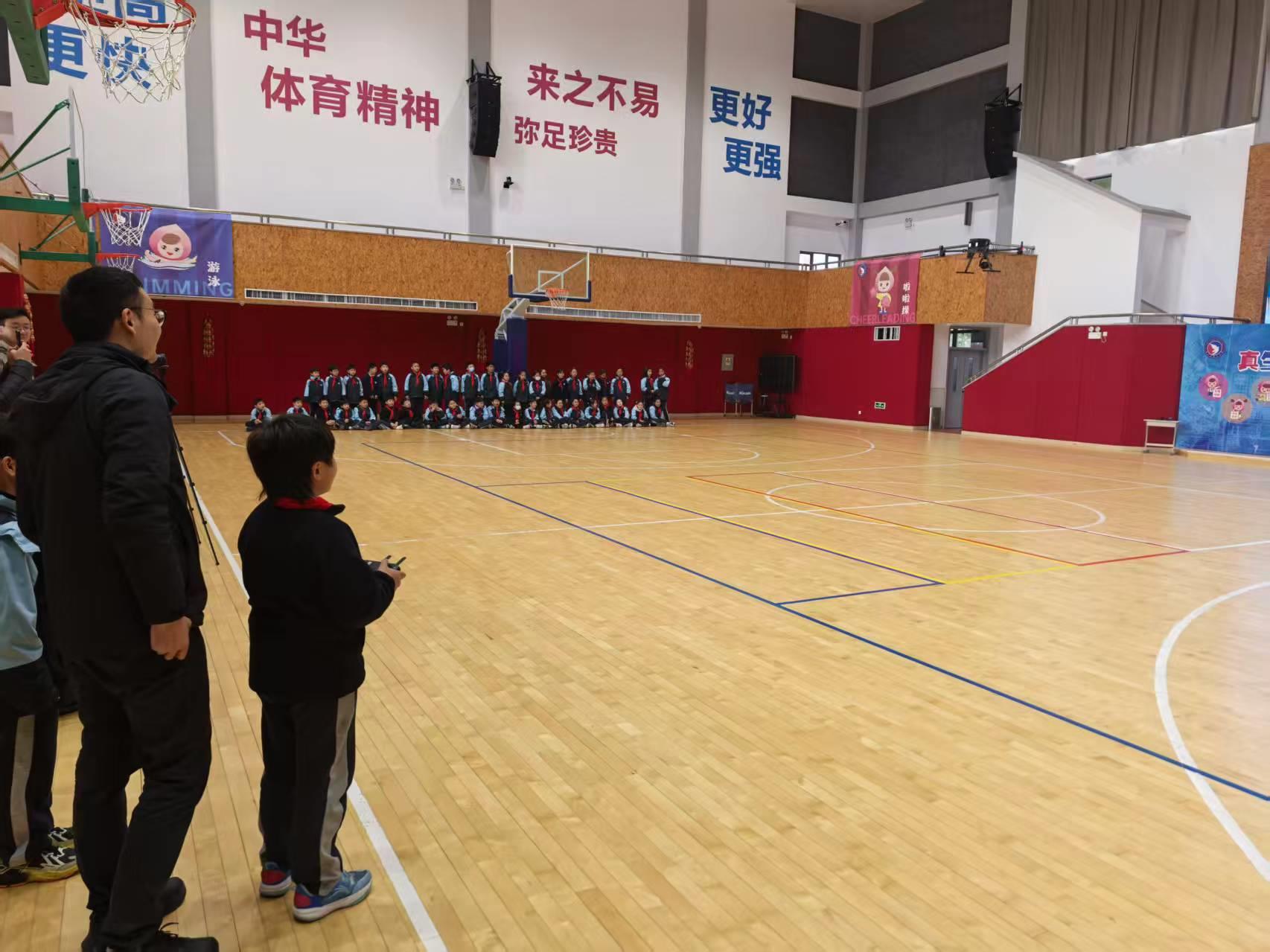 葛金龙指导同学们亲手操控无人机2.jpg