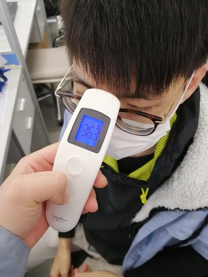 项目部为员工测量体温--.jpg 项目部为员工测量体温--.jpg