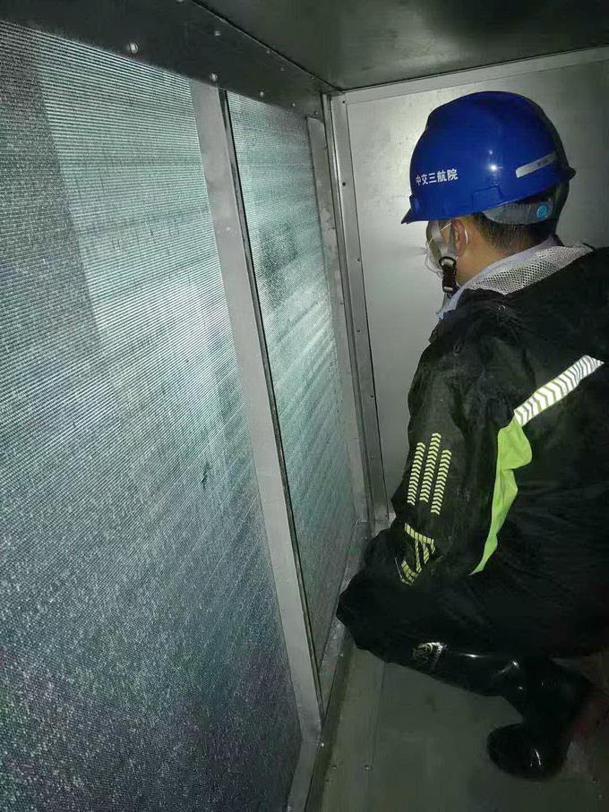 员工为码头风柜尘网清洗消毒--.jpg 员工为码头风柜尘网清洗消毒--.jpg