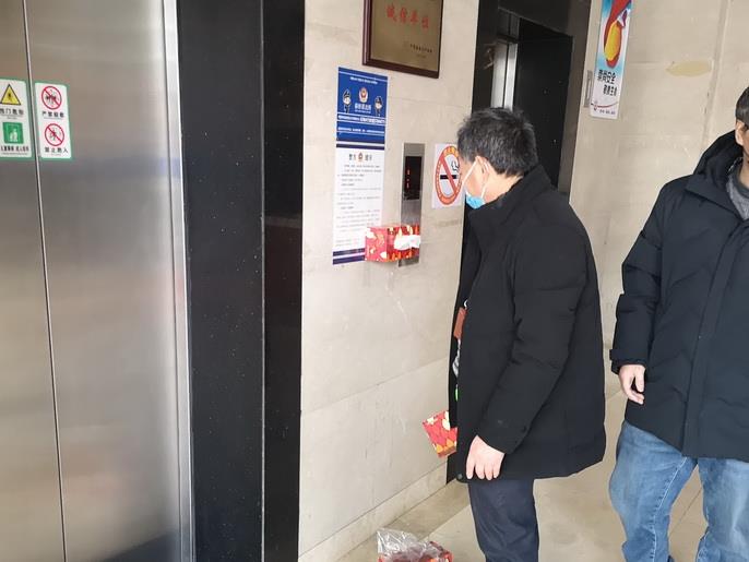 松江分部应急工作组布置电梯按键防护措施--.jpg 松江分部应急工作组布置电梯按键防护措施--.jpg