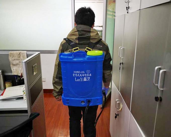 志愿者在总部大楼办公室喷洒消毒水--.jpg 志愿者在总部大楼办公室喷洒消毒水--.jpg