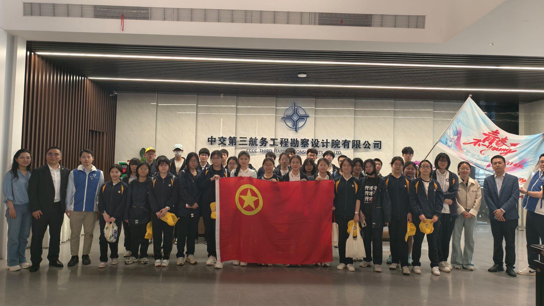 上海市川沙中学师生参观合影1.jpg 上海市川沙中学师生参观合影1.jpg