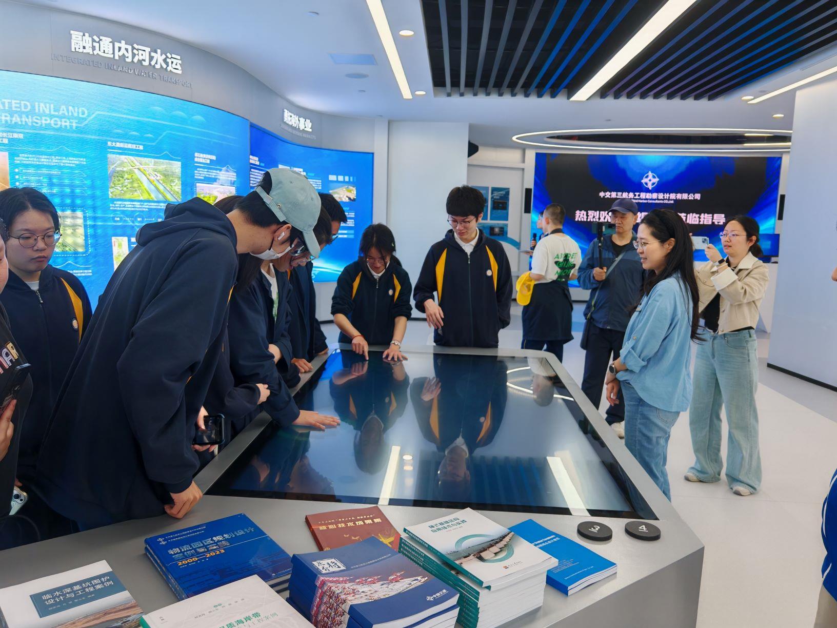 上海市川沙中学师生参观公司企业展厅1-1.jpg 上海市川沙中学师生参观公司企业展厅1-1.jpg