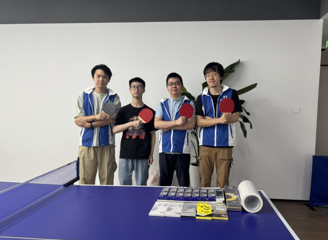 志愿者与小潘合影.jpg 志愿者与小潘合影.jpg