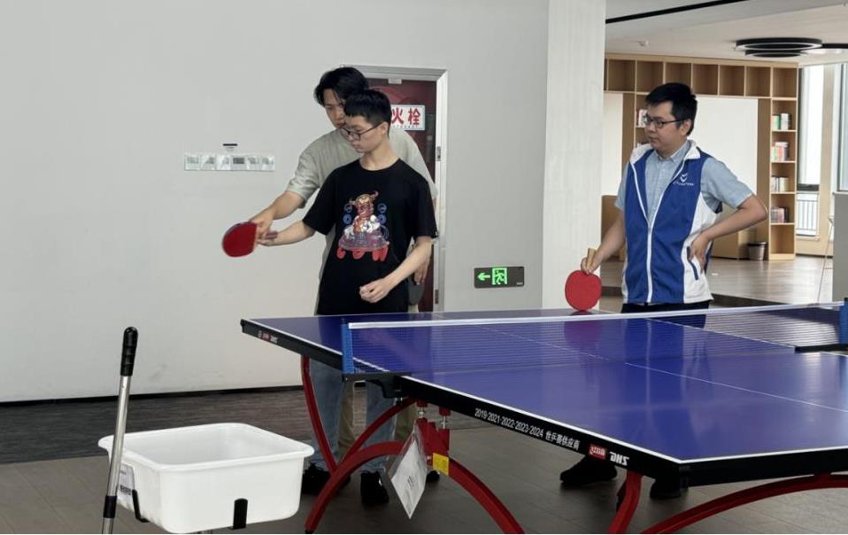 志愿者手把手教学乒乓球发球技巧.jpg 志愿者手把手教学乒乓球发球技巧.jpg