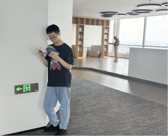 小潘沉浸在书海中.jpg 小潘沉浸在书海中.jpg